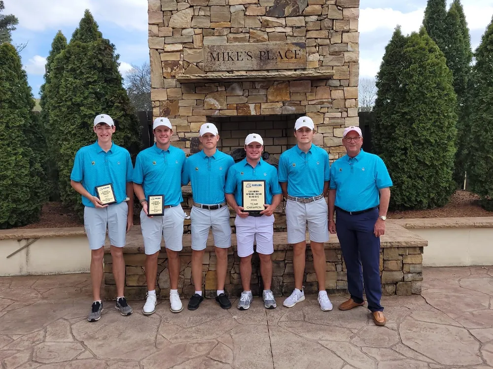 Student golf team with award